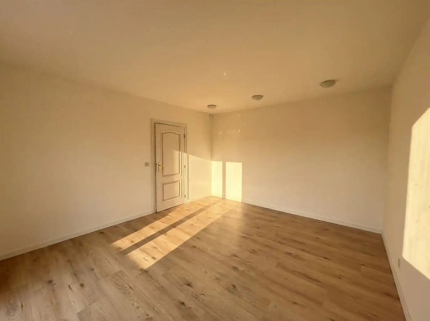 Zeer ruim gelijkvloers appartement voorzien van 2 (+1) slaapkamers, terrassen en afgesloten garagebox, gelegen nabij het centrum van Maaseik. foto 14