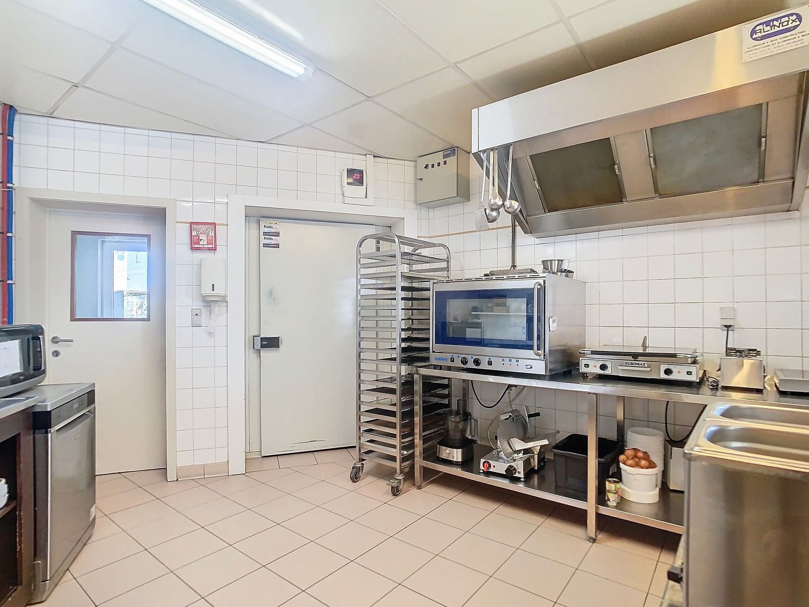 Centraal gelegen, Ruim Handelspand MET 2-SLPK Appartement! foto 5