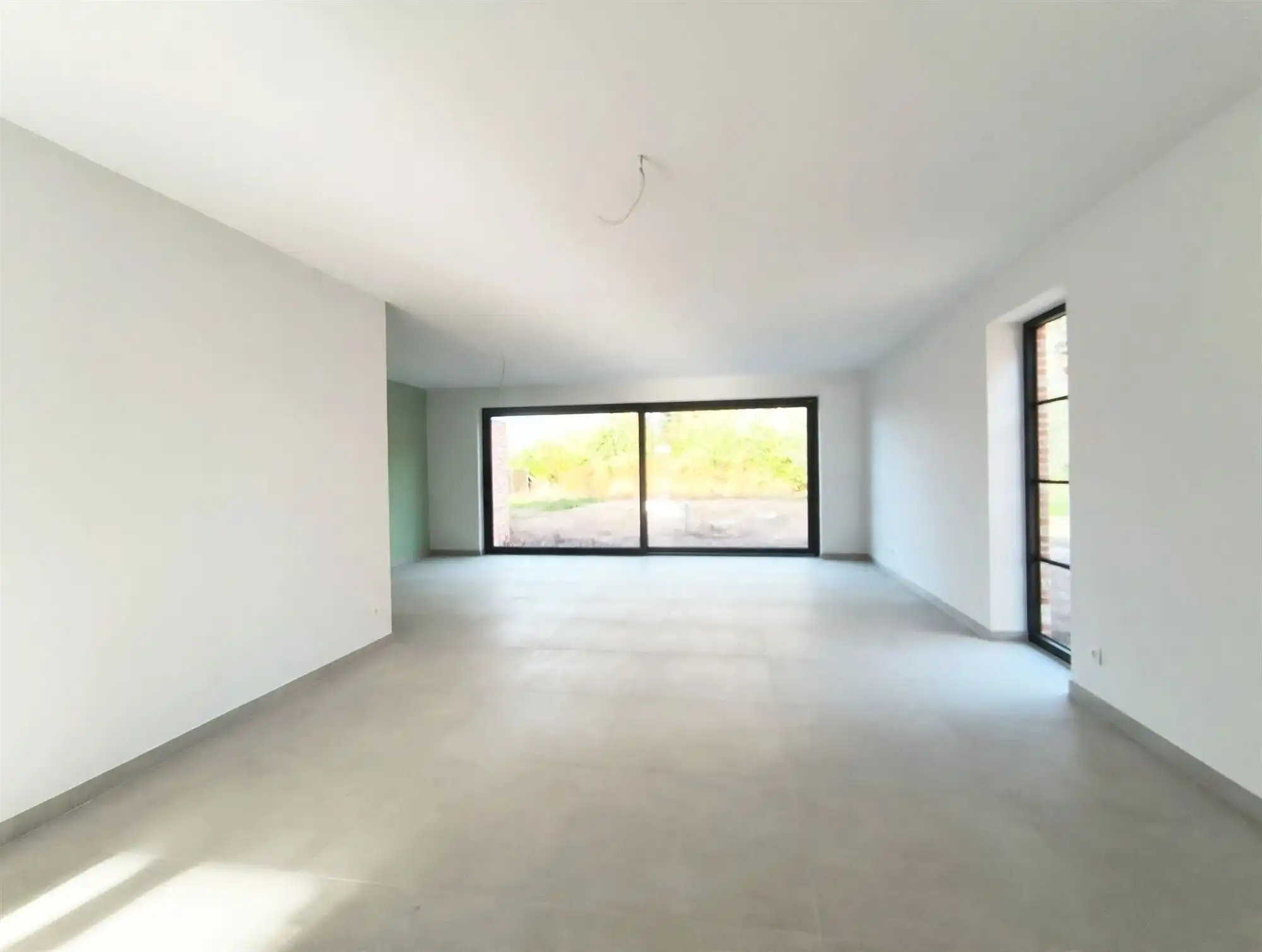 Gloednieuw wooncomfort in deze woning met 3 slaapkamers, terras, tuin en carport. foto 3