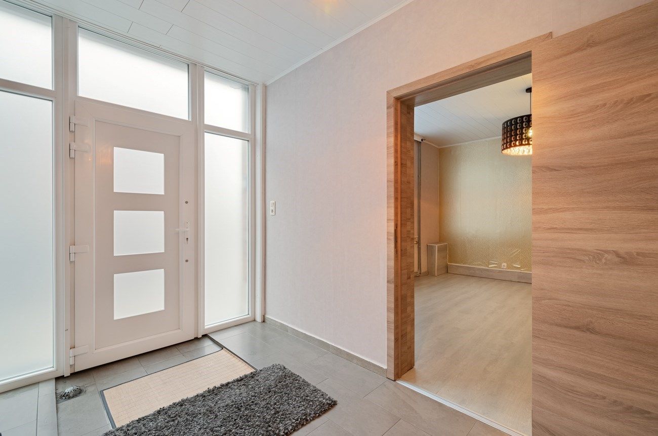 Ruime woning met tuintje en terras. foto 2