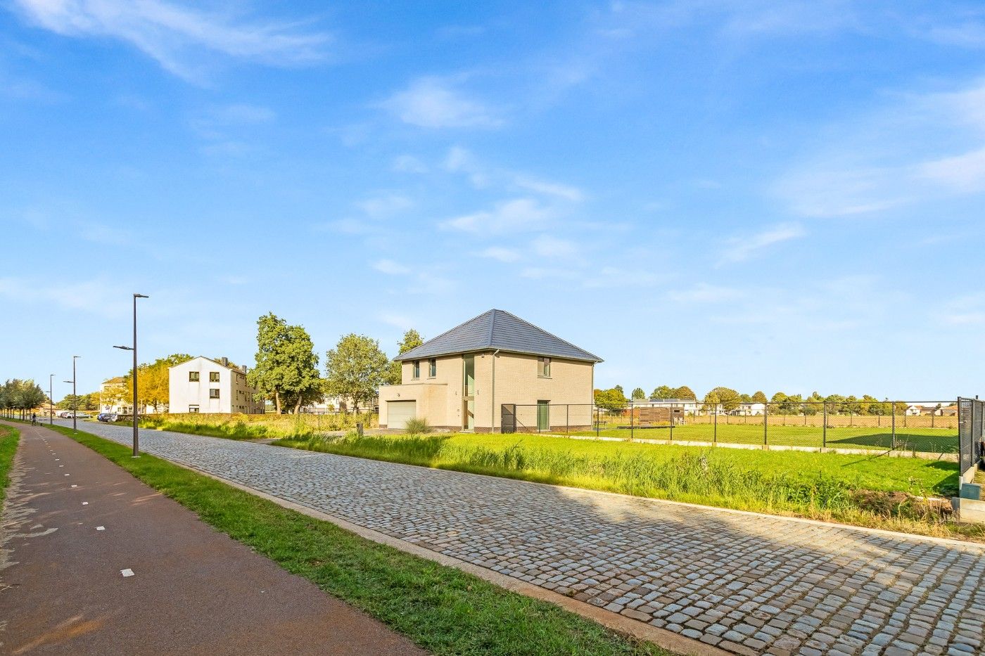 Mooi gelegen bouwgrond van 493m² voor HOB met garage en tuin foto 10