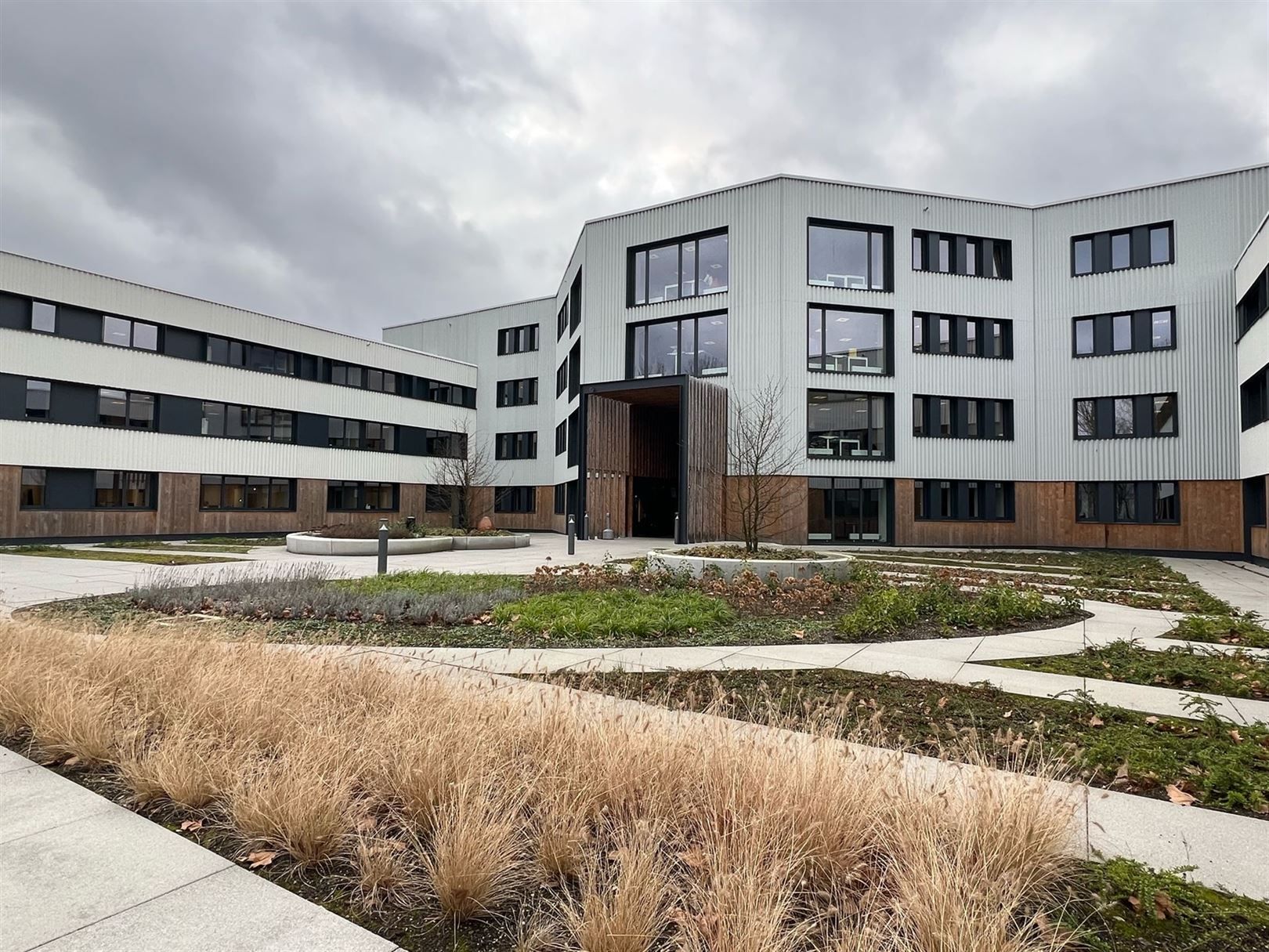 Instapklare kantoren op vlot bereikbare ligging vanaf 185m²  foto {{pictureIndex}}