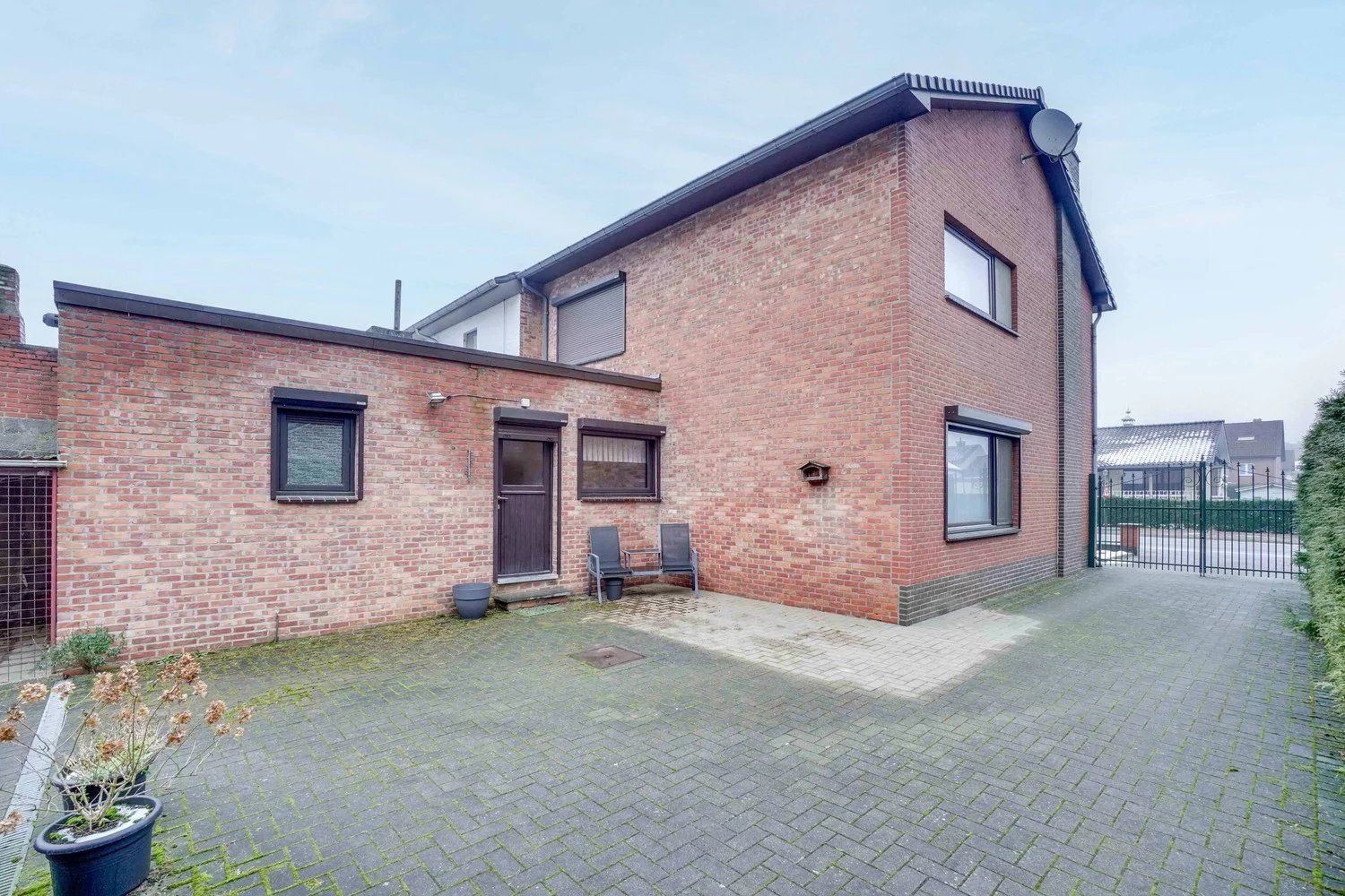 Woning met vier slaapkamers, garage en tuin foto 16