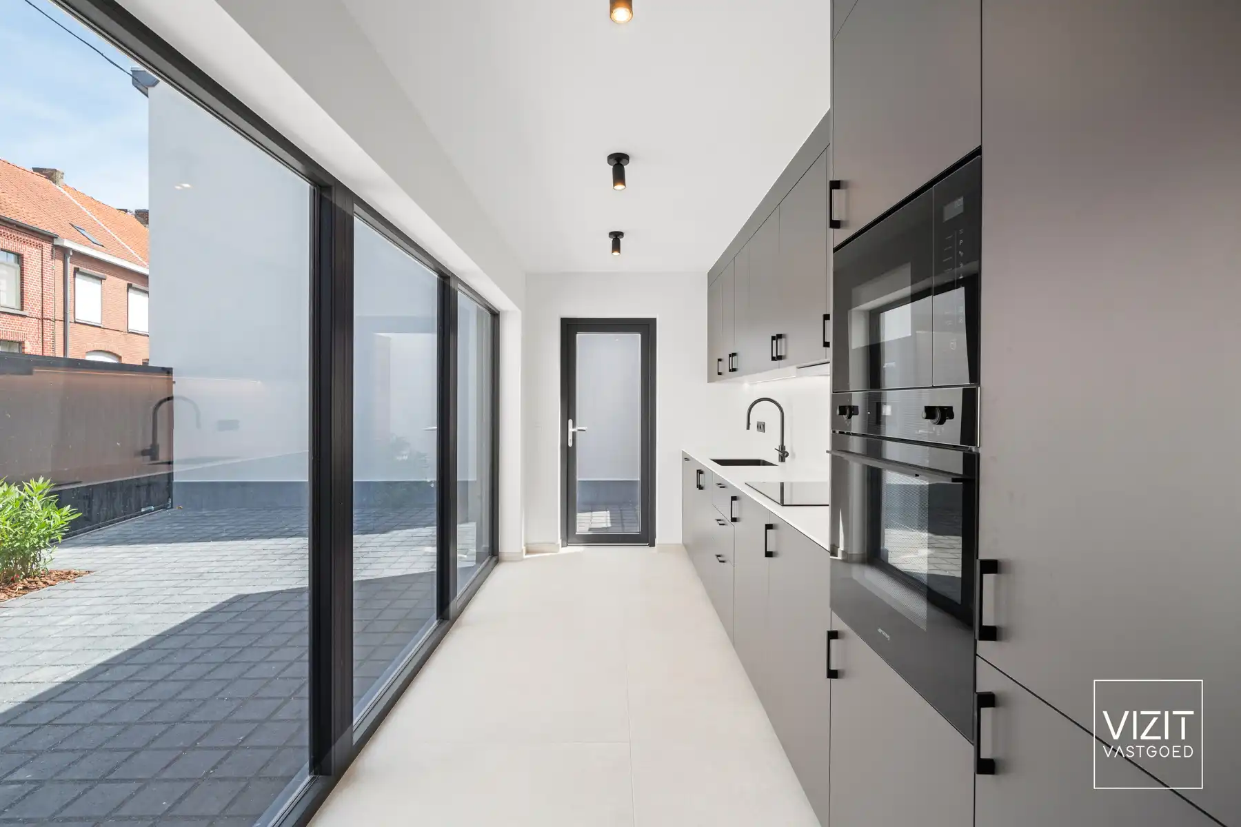 Hoogwaardig afgewerkte moderne stadswoning met patio foto 4