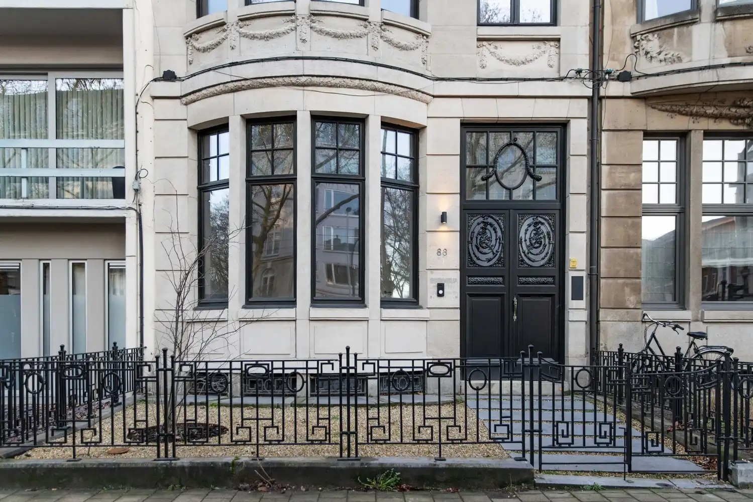 Prestigieuze en totaalgerenoveerde herenwoning. foto {{pictureIndex}}