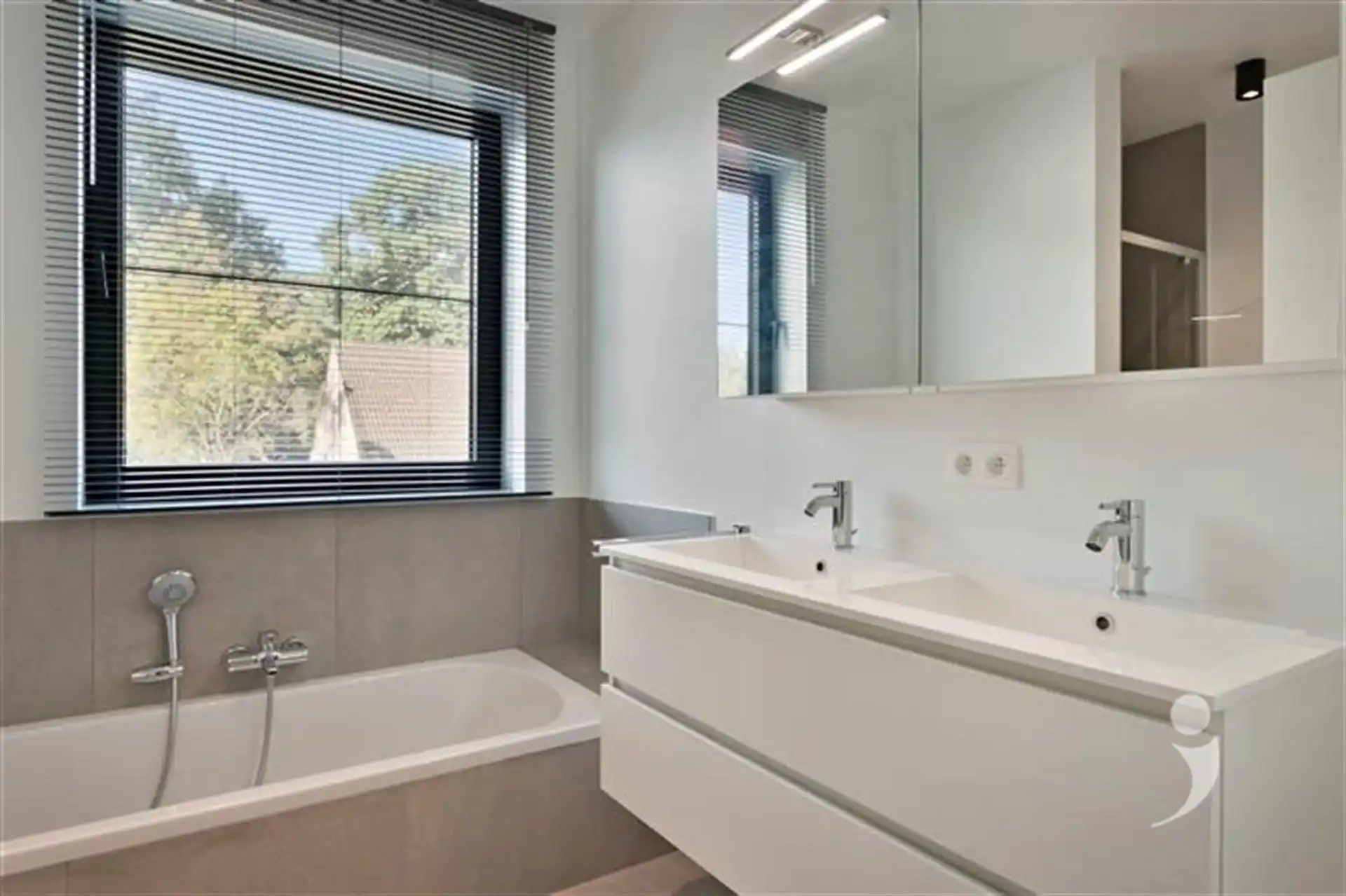 Moderne, halfopen BEN woning in groene, rustige omgeving foto 11