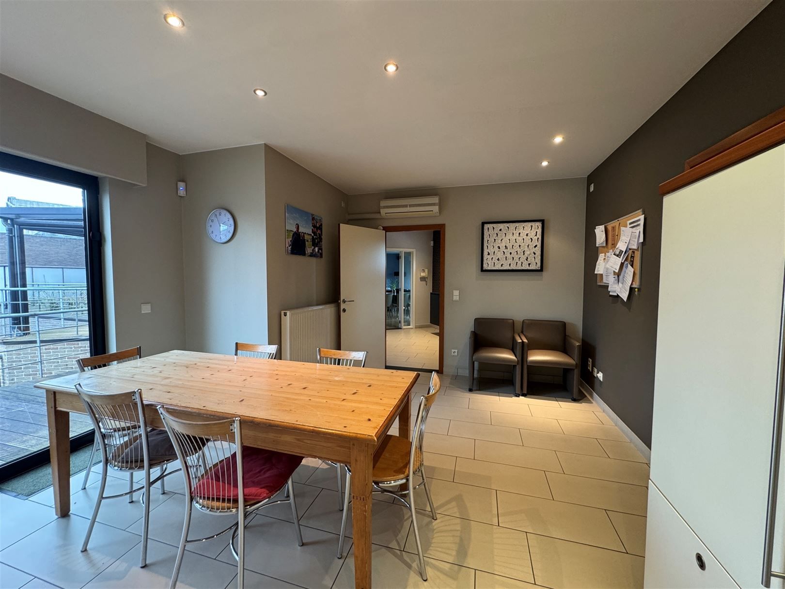 Uniek kantoorgebouw met duplex appartement te koop foto 17