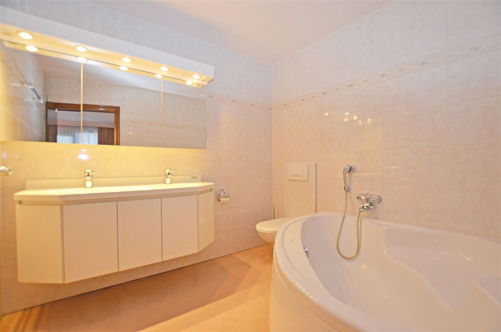 Ruim appartement met drie slaapkamers. foto 18