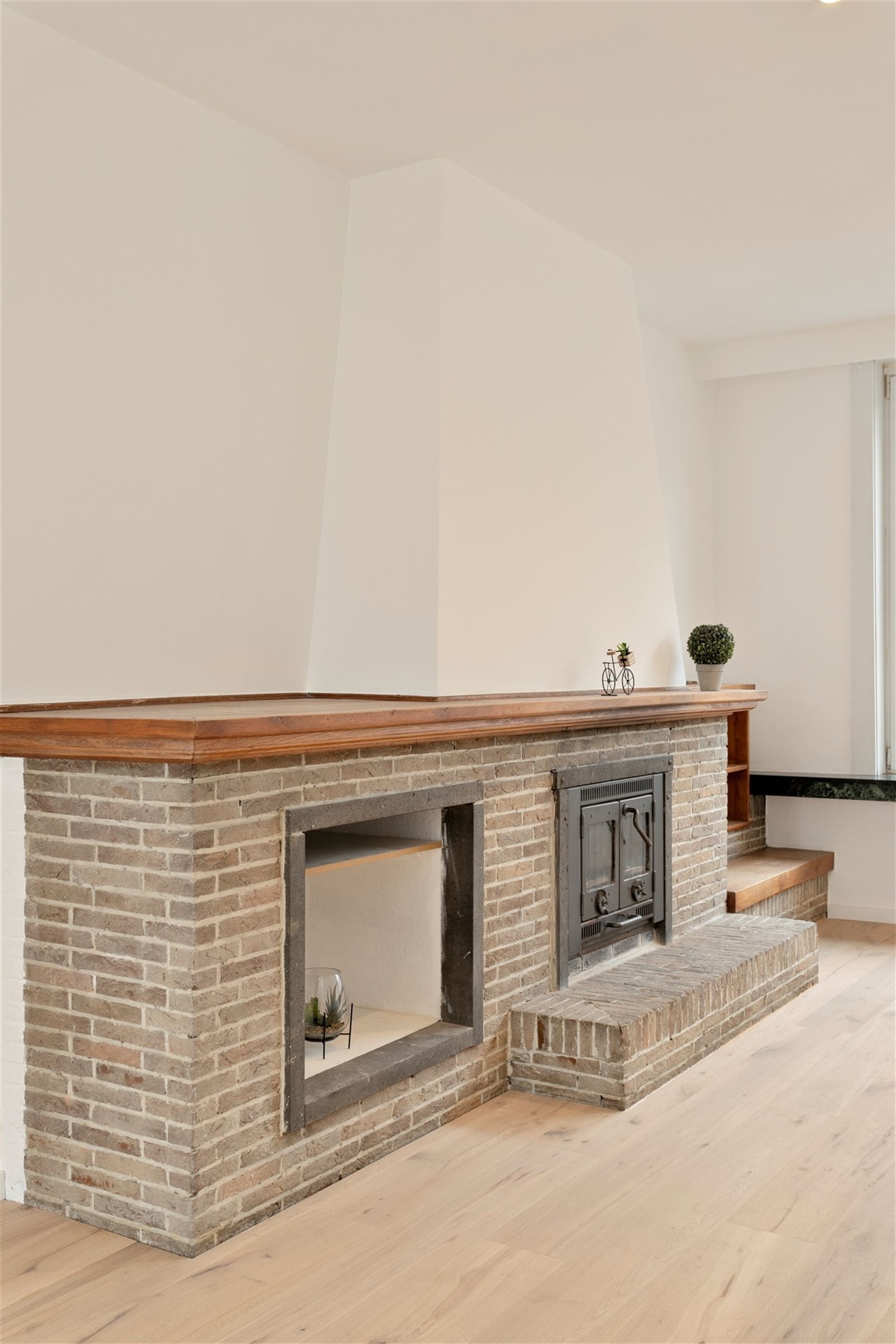  RUIM - KARAKTERVOL TRIPLEX appartement met 4 SLPK | vlakbij Berchem station. foto 3