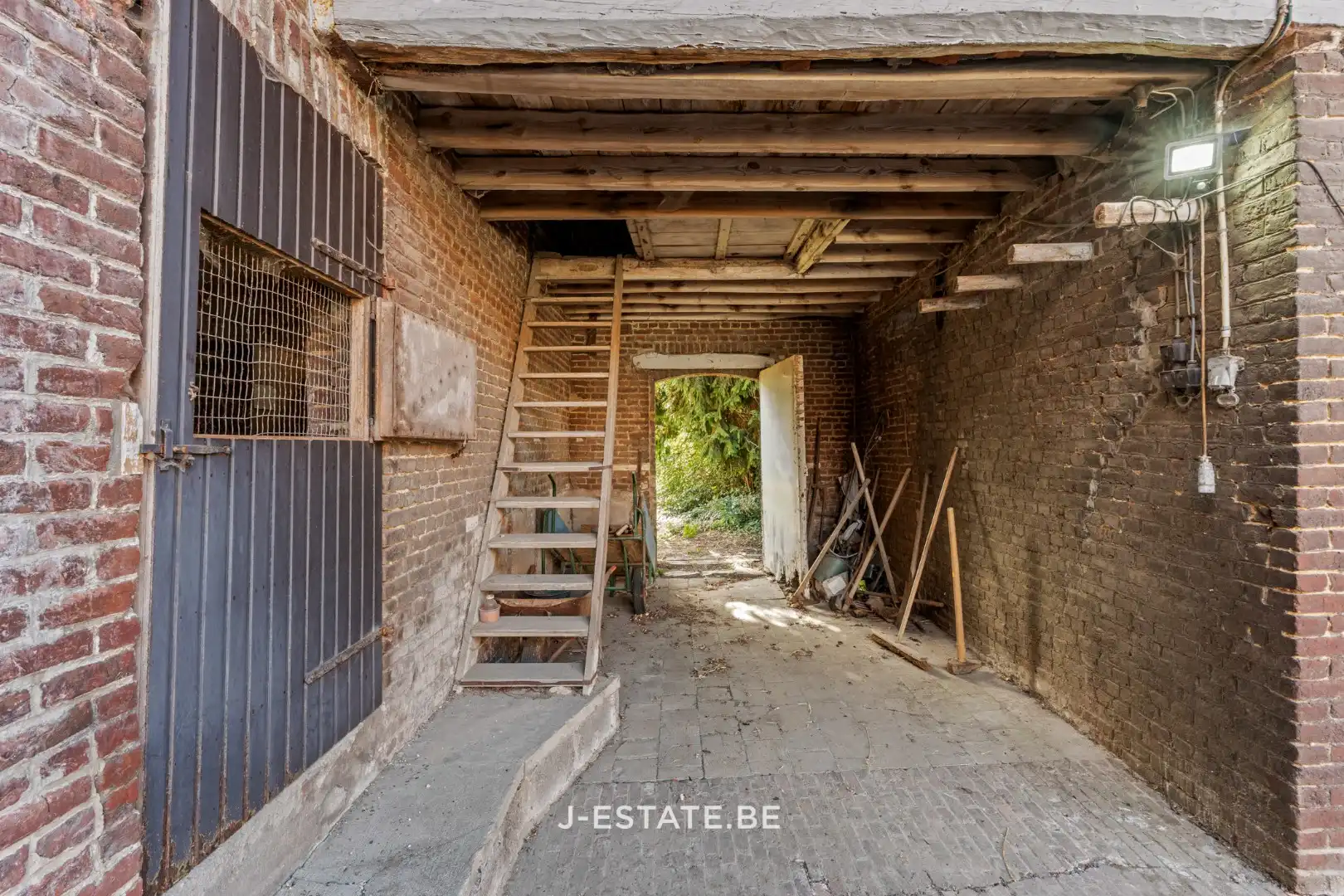 Authentieke vierkantshoeve met binnenplaats, bijgebouwen en prachtig uitzicht foto 15