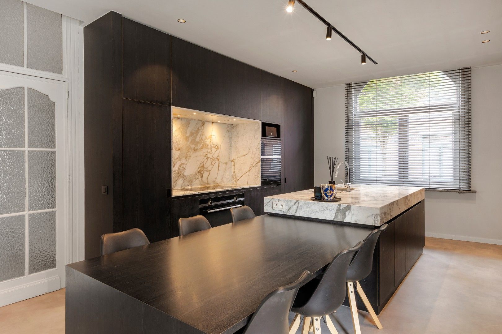 SUBLIEM GERENOVEERDE HERENWONING MET DUBBELE GARAGE.  foto 10