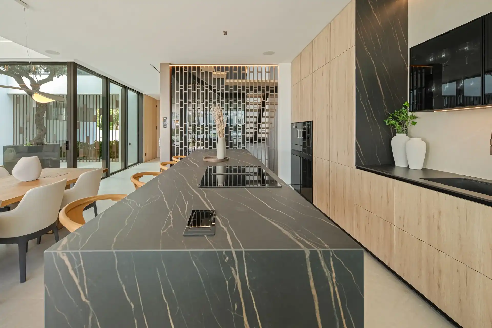 Exclusieve villa met resortgevoel in het meest prestigieuze deel van Marbella foto 12