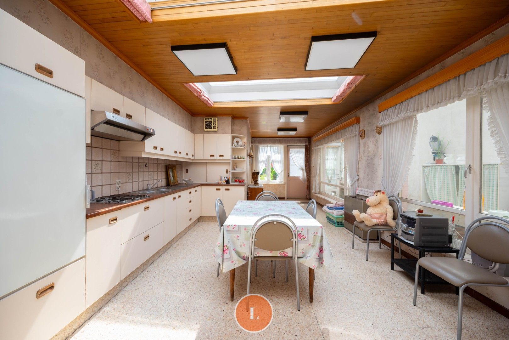 Te renoveren woning met 3 slaapkamer en grote tuin in Izegem. foto 4