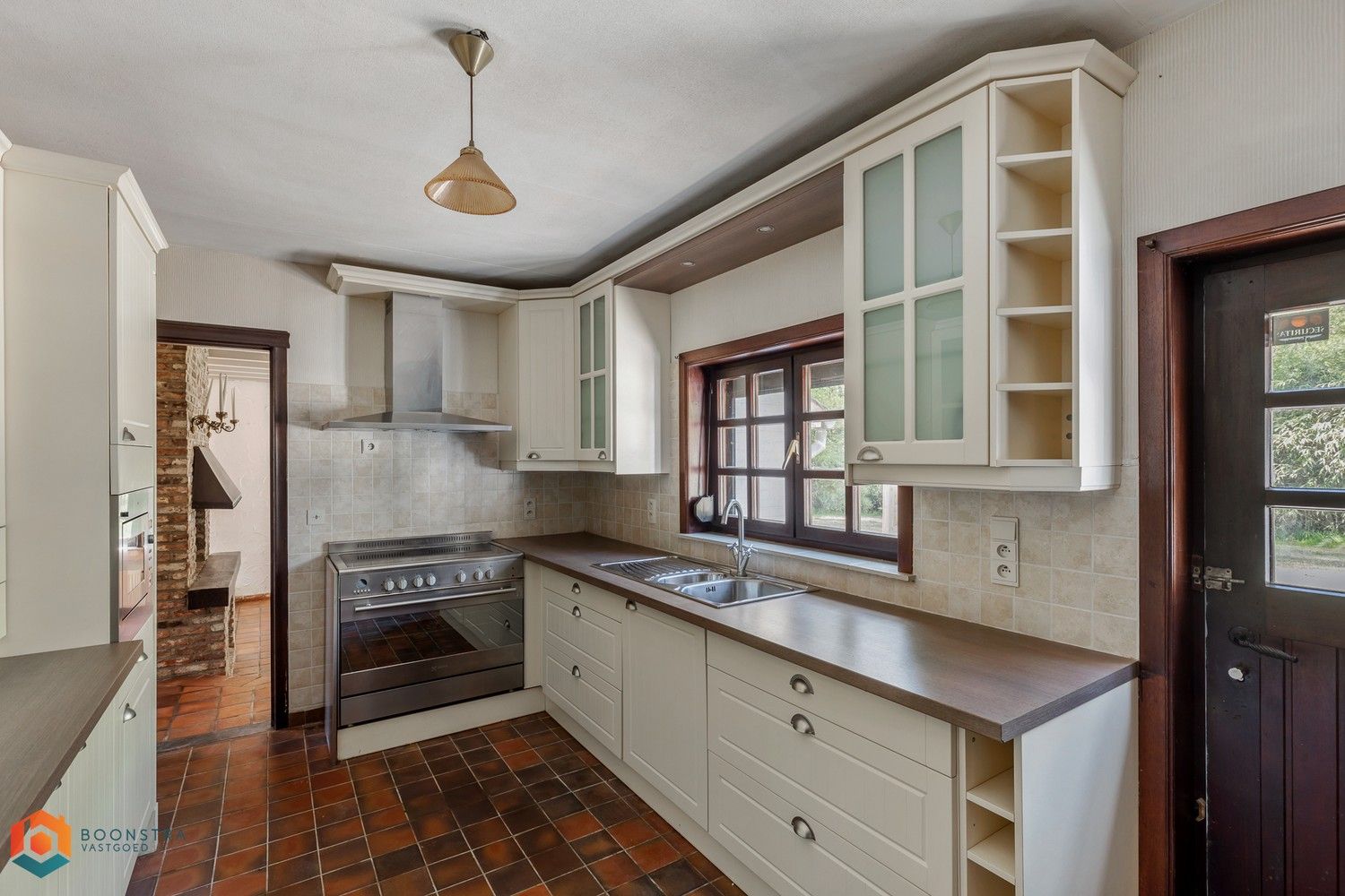 Landelijke Villa gelegen in groene omgeving met veel potentieel foto 6
