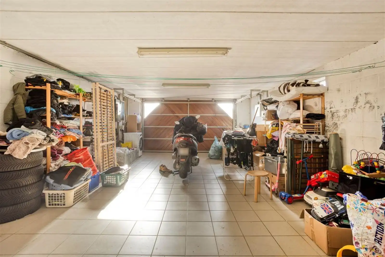 Ruime 3-gevel woning (274m²) met 3 slaapkamers, grote garage en mooie tuin foto 25