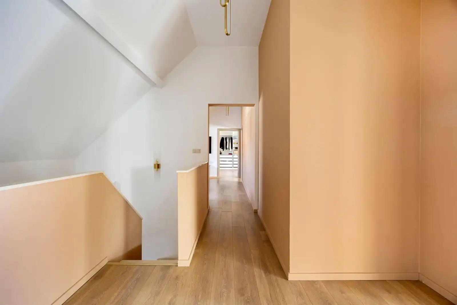 Zeer ruime woning met mogelijkheden privé/beroep foto 15
