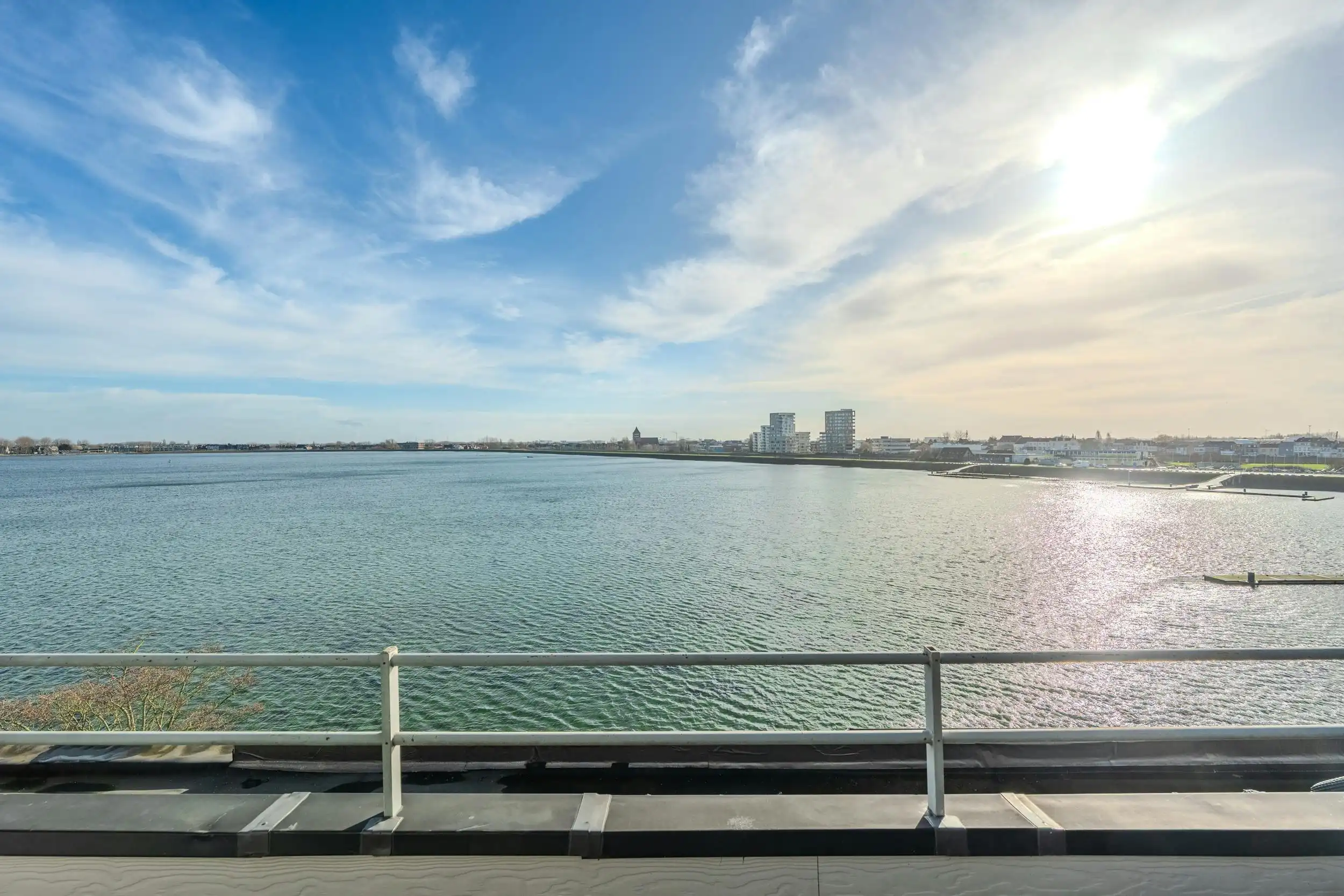 Ruim appartement met prachtig open zicht op de Spuikom foto {{pictureIndex}}