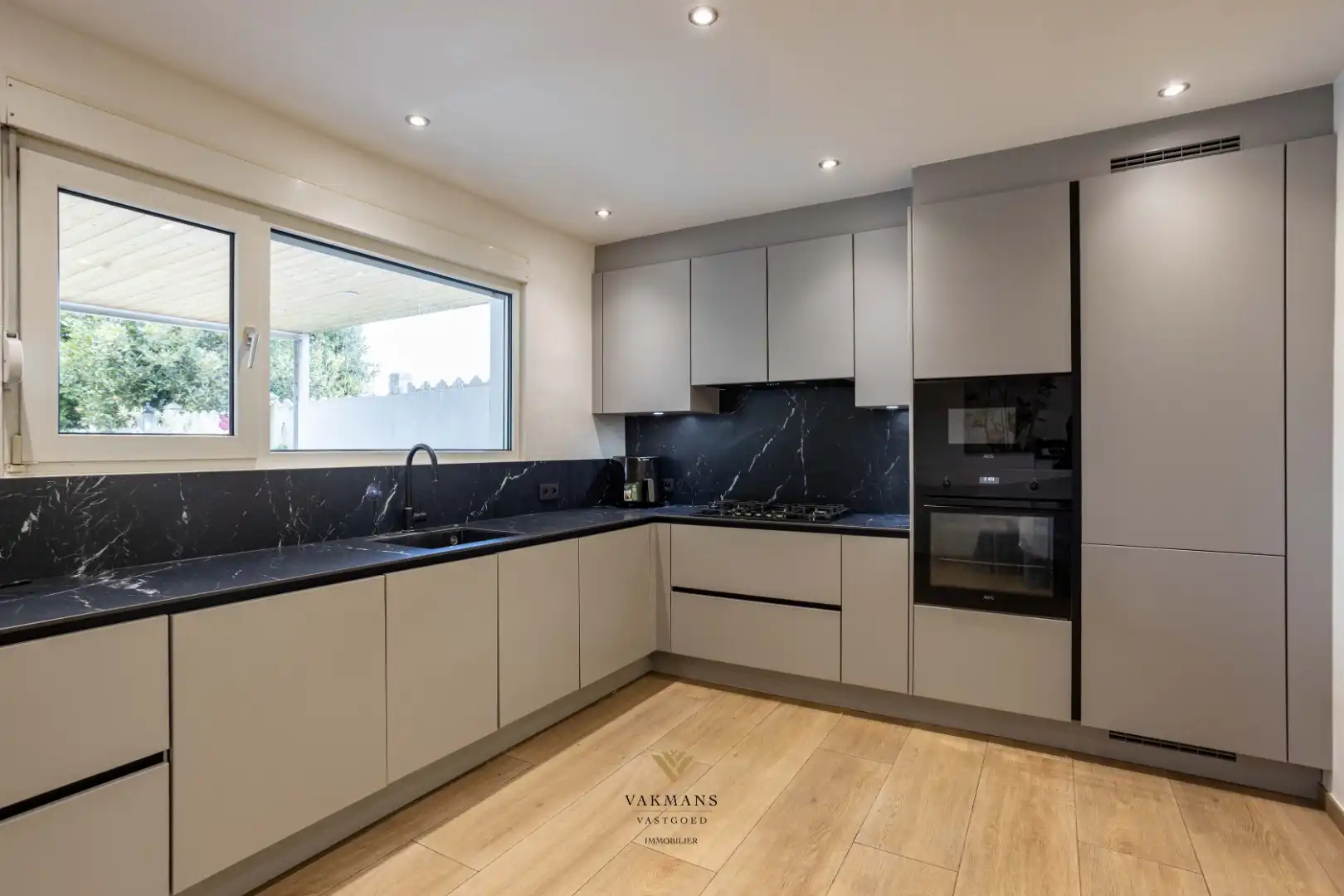 Ruime gezinswoning met 4 slaapkamers, tuin en eigen parkeerplaats. foto 11