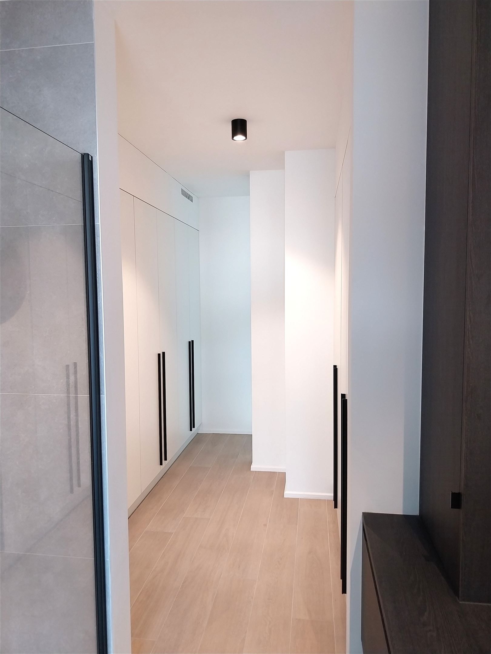 TE HUUR: Appartement met 1 slaapkamer en ruim terras te Stal! foto 11