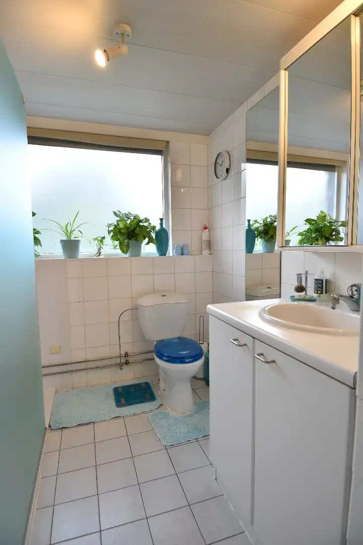 Charmante woning met 3 slaapkamers, 2 garages en een zalige tuin te koop in Gullegem! foto 9