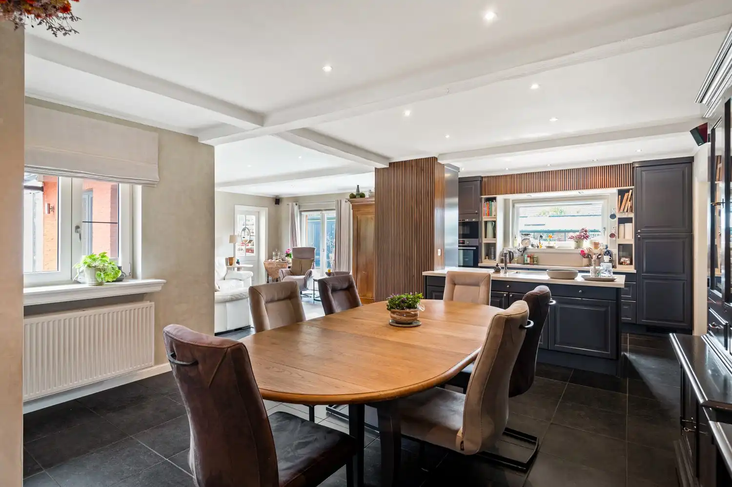 Instapklare laagbouwwoning met zonnige tuin in rustige straat te Hoevenen foto 7