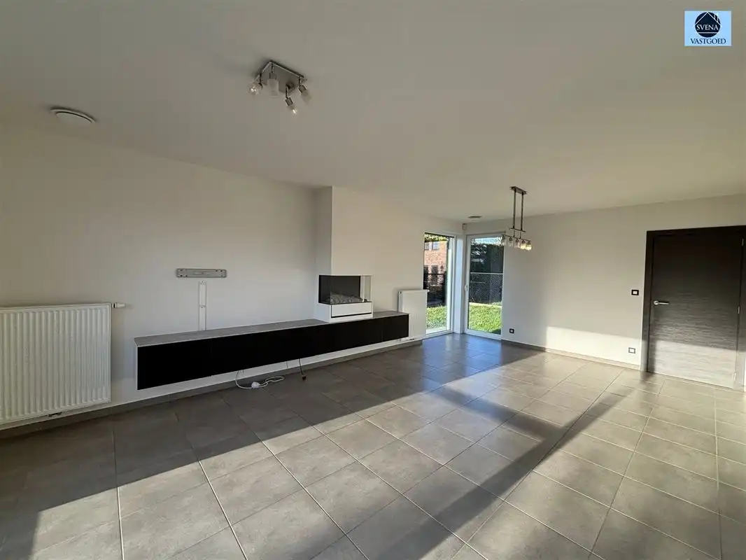 RUSTIG GELEGEN OPEN BEBOUWING MET 3 SLAAPKAMERS EN GARAGE foto 2