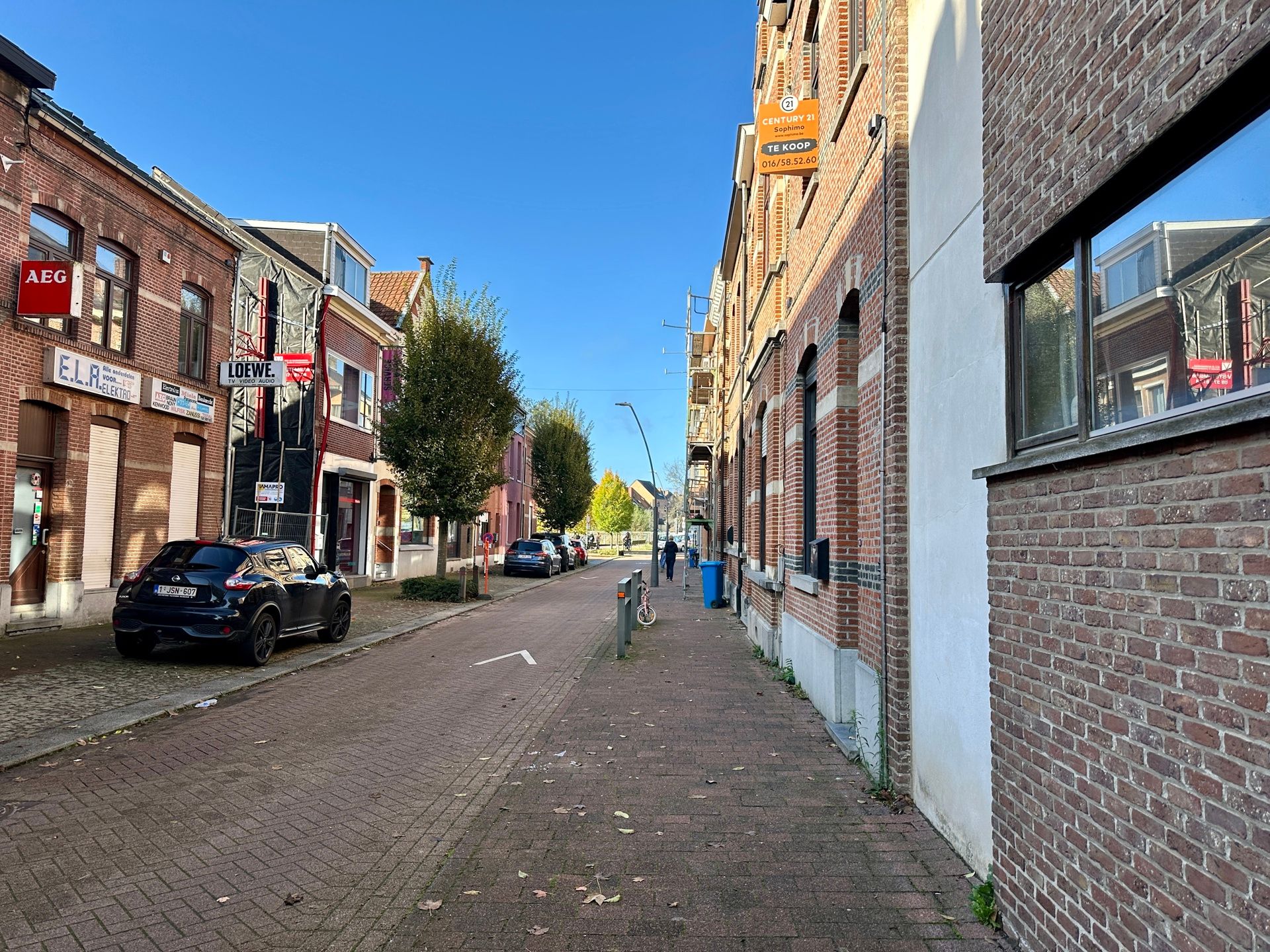 Centraal gelegen, op te knappen woning met koer foto 2