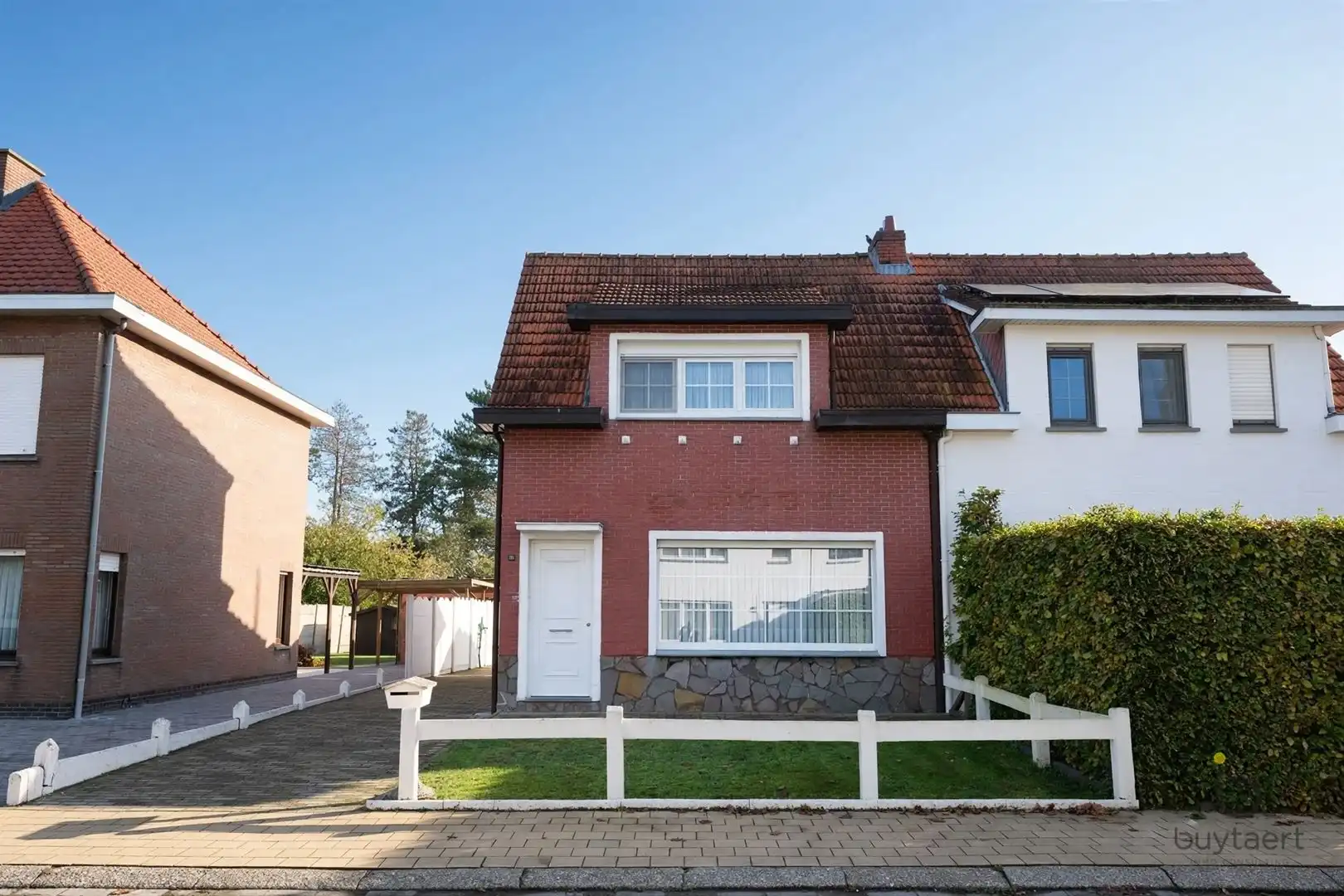 Hoofdfoto van de publicatie: Te renoveren woning op zeer gegeerde locatie te Schilde!