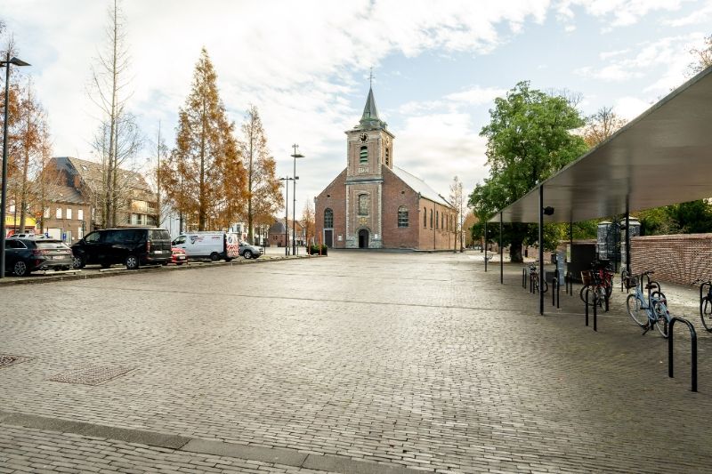 Commercieel handelspand met bovenliggende woonst op de Markt van Ingelmunster foto 2