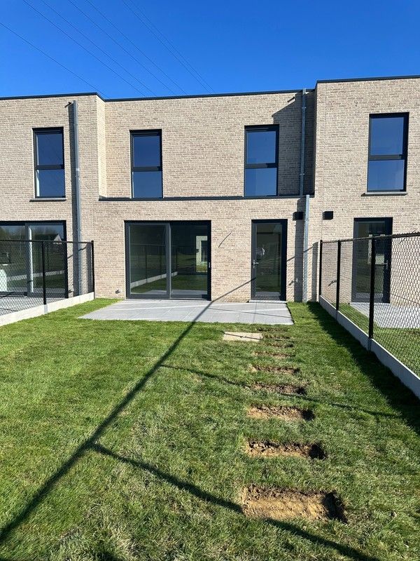 Instapklare nieuwbouwwoning met zonnige tuin te Roeselare foto 2