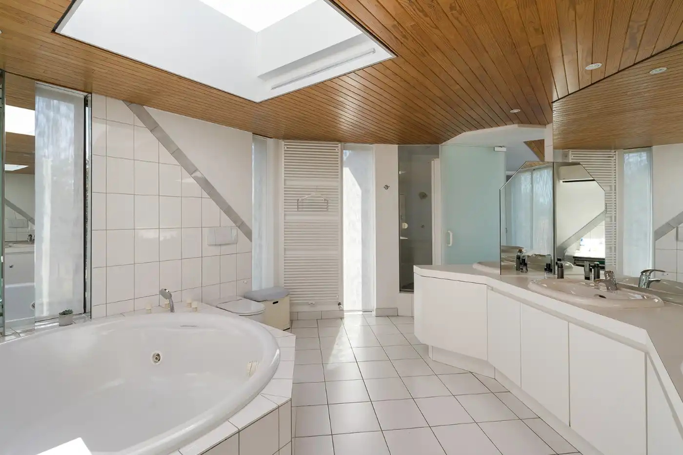 Top gelegen, ruime, vrijstaande woning met 3 slpk., garage en prachtige tuin foto 24