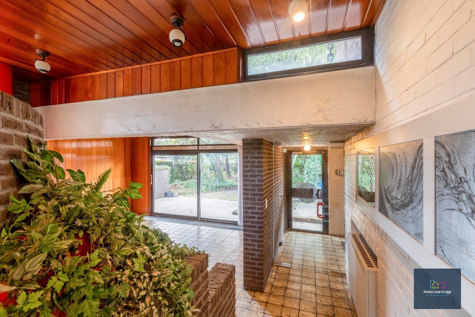 Architecturale woning op een rustige ligging foto 14