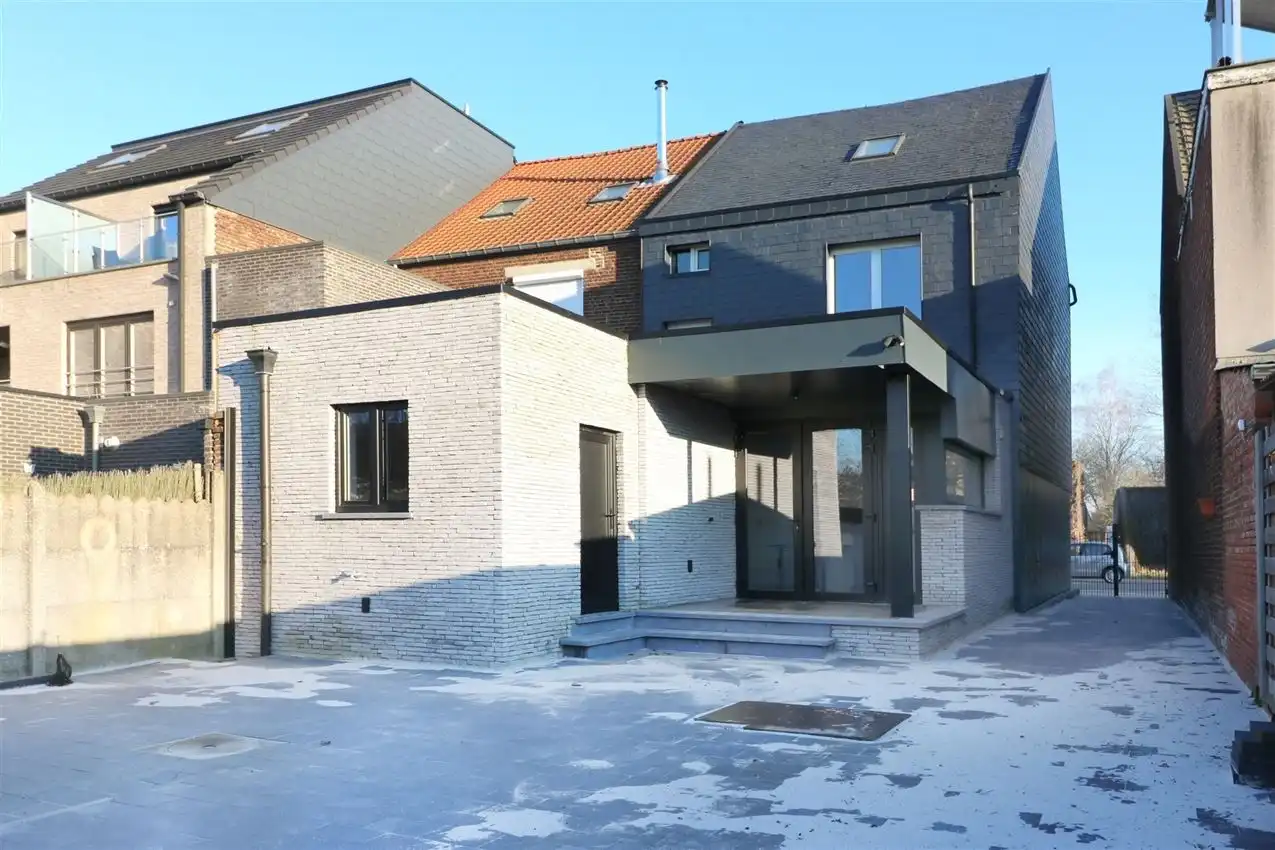 Vernieuwde, karatervolle woning met 4 slpk nabij station foto {{pictureIndex}}