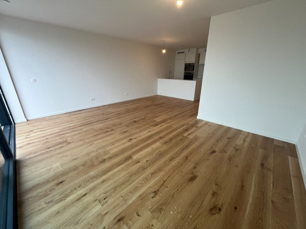 ONGEMEUBELD - Nieuwbouw appartement met 2 slaapkamers gelegen op de Lippenslaan te Knokke (integraal geschilderd). foto 1