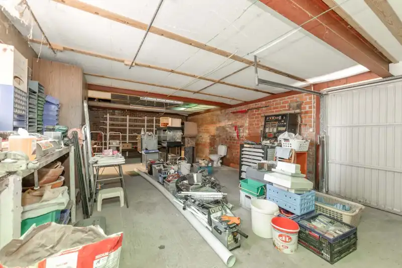 🏡 Te renoveren HALFOPEN woning met 3 slaapkamers, grote garage met uitweg achteraan TE KOOP in het hartje van Sint-Baafs-Vijve! foto 10
