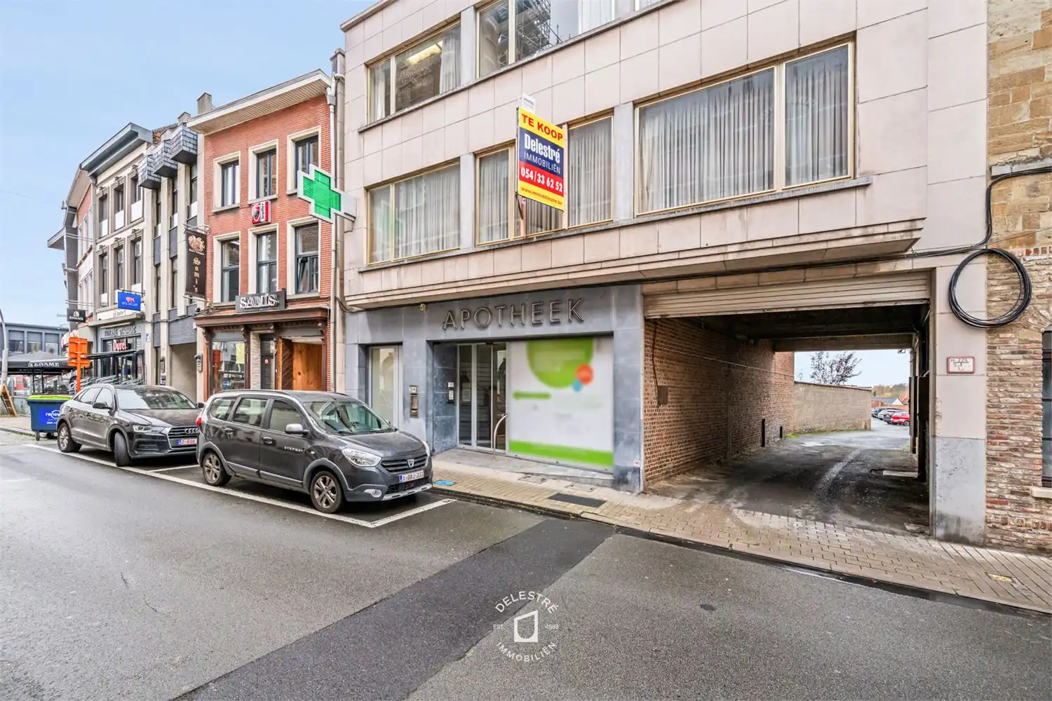 ERG RUIME MULTIFUNCTIONELE EIGENDOM MET 3 GARAGES foto {{pictureIndex}}