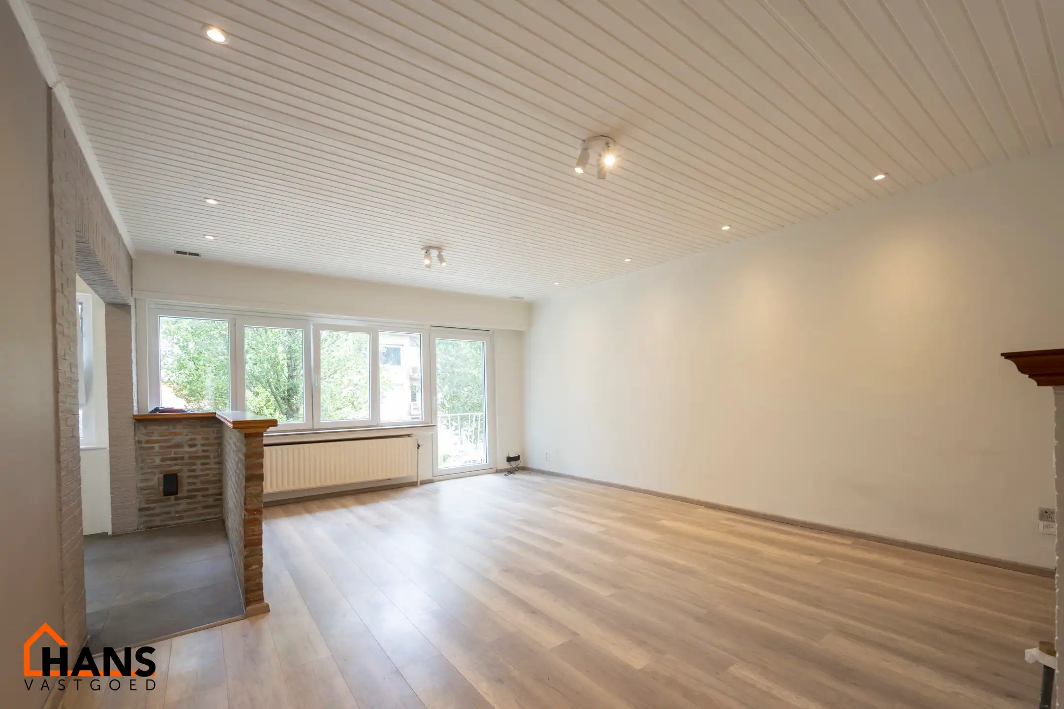 Deels gerenoveerd appartement op de 1ste verdieping met ruim terras ( zonder lift) foto 2