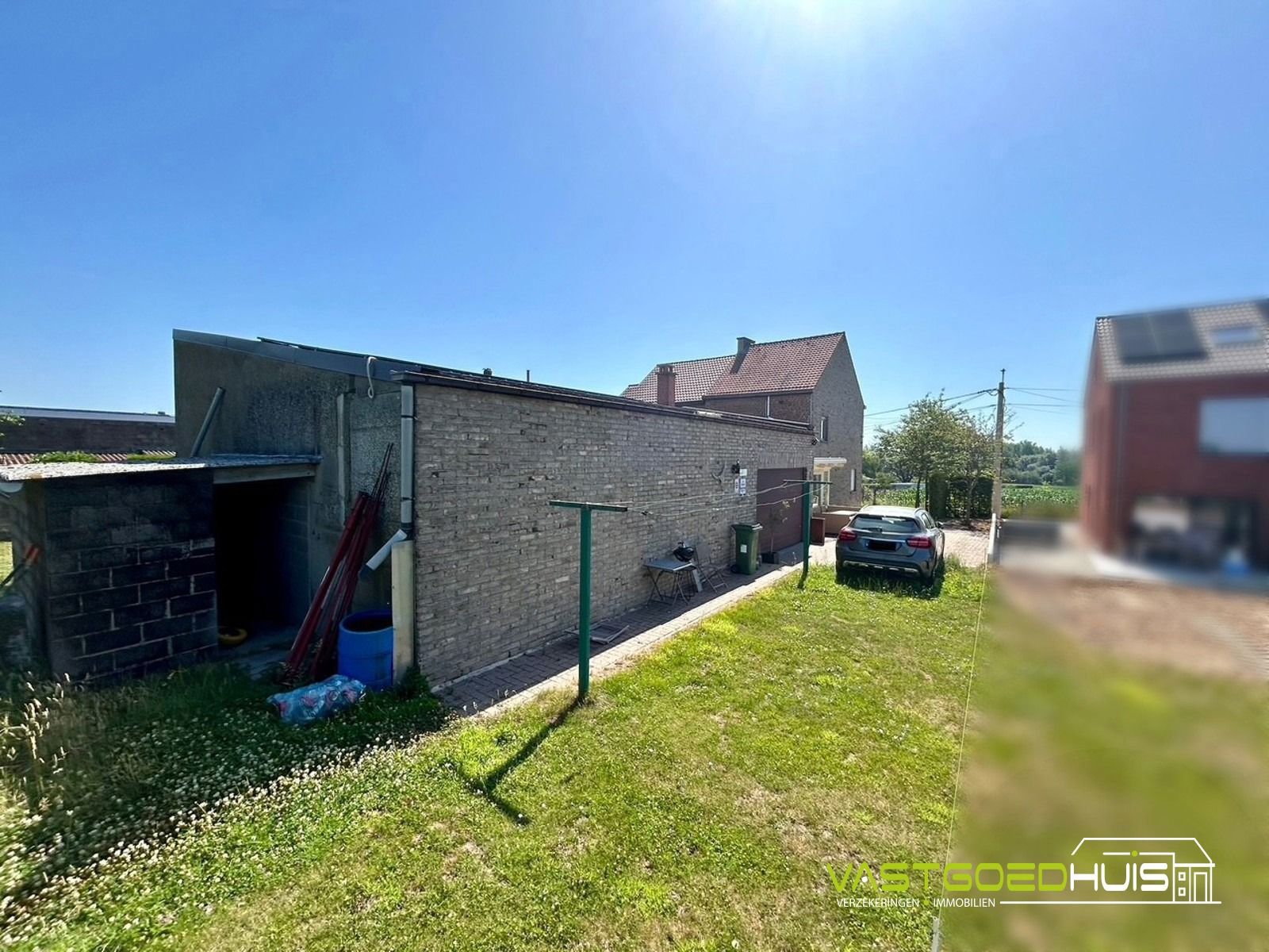 Hedendaagse gezinswoning met tuin en loods foto 28