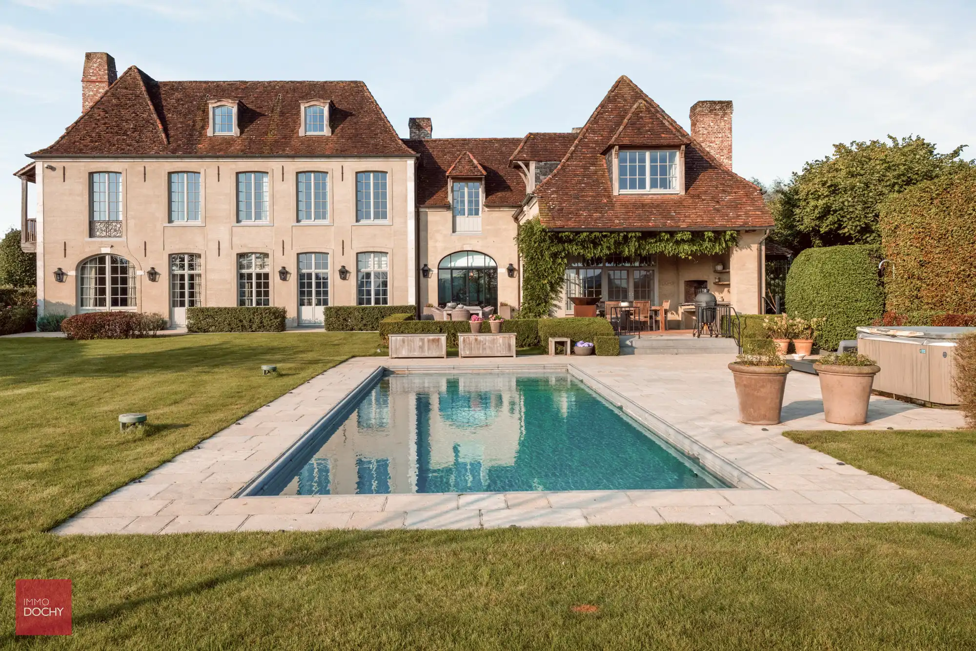 Recente luxe-villa met zwembad foto {{pictureIndex}}