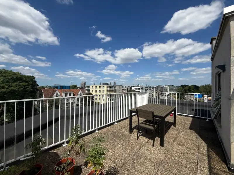 Lichtrijk dakappartement met ruim dakterras tussen Sint-Pietersstation en UZ Gent foto 2