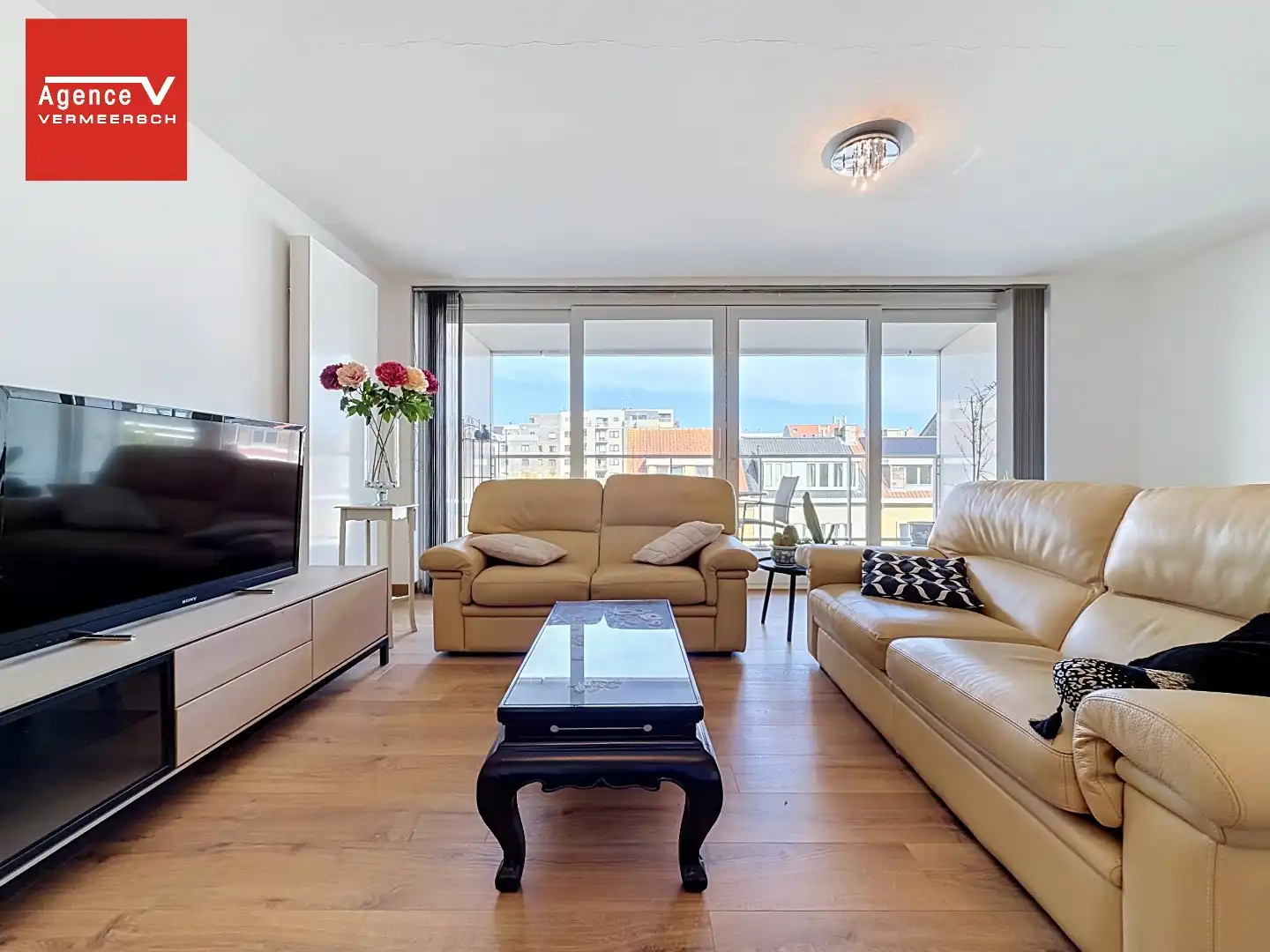Lichtrijk woonappartement met ruim terras vlak bij zee.  foto 3