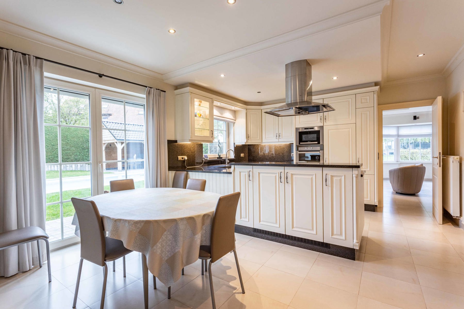 Perfect onderhouden gezinswoning met zwembad in Deux-Acren. foto 11