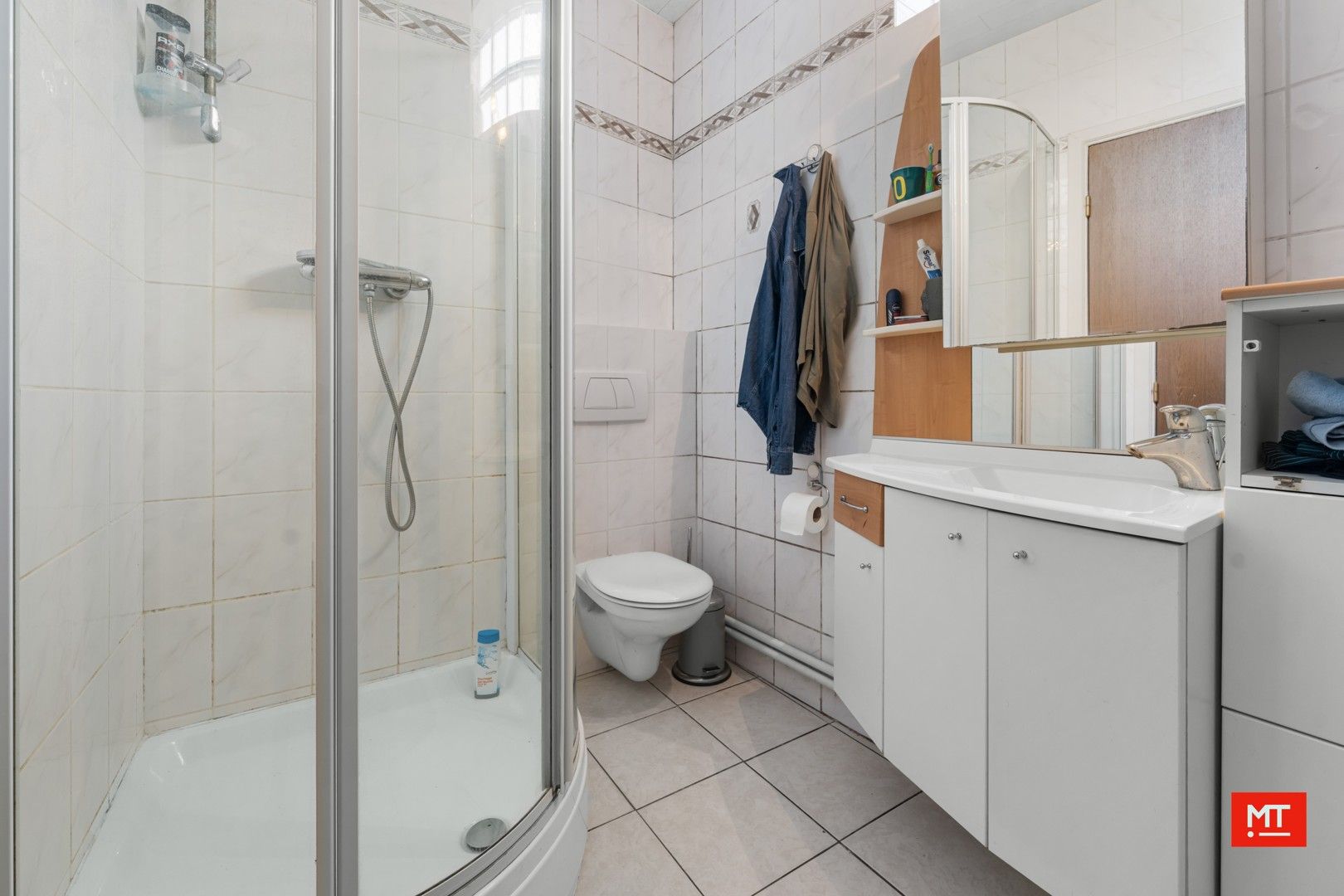 Op te frissen halfopen woning met 4 slaapkamers, tuin en garage foto 13