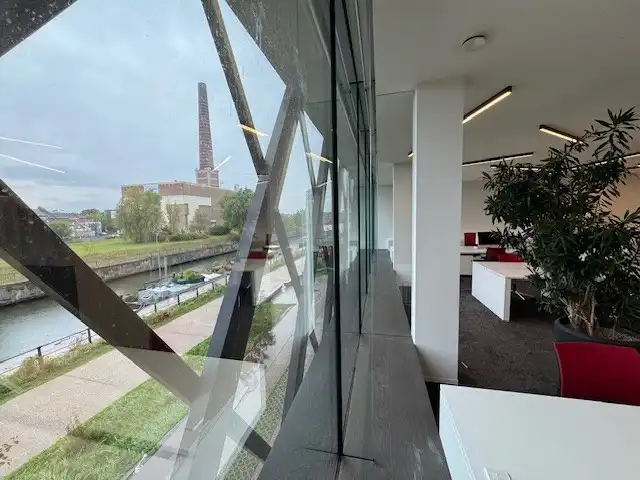 Modern gebruiksklaar gemeubeld kantoor aan de Oude Dokken ontworpen door Caan Architecten. foto 8