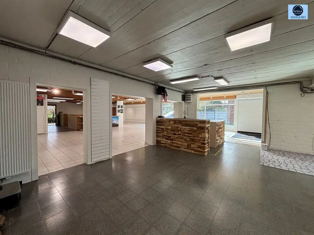 COMMERCIELE RUIMTE MET DUPLEXAPPARTEMENT- VEEL MOGELIJKHEDEN EN UITSTEKENDE ZICHTBAARHEID foto 4