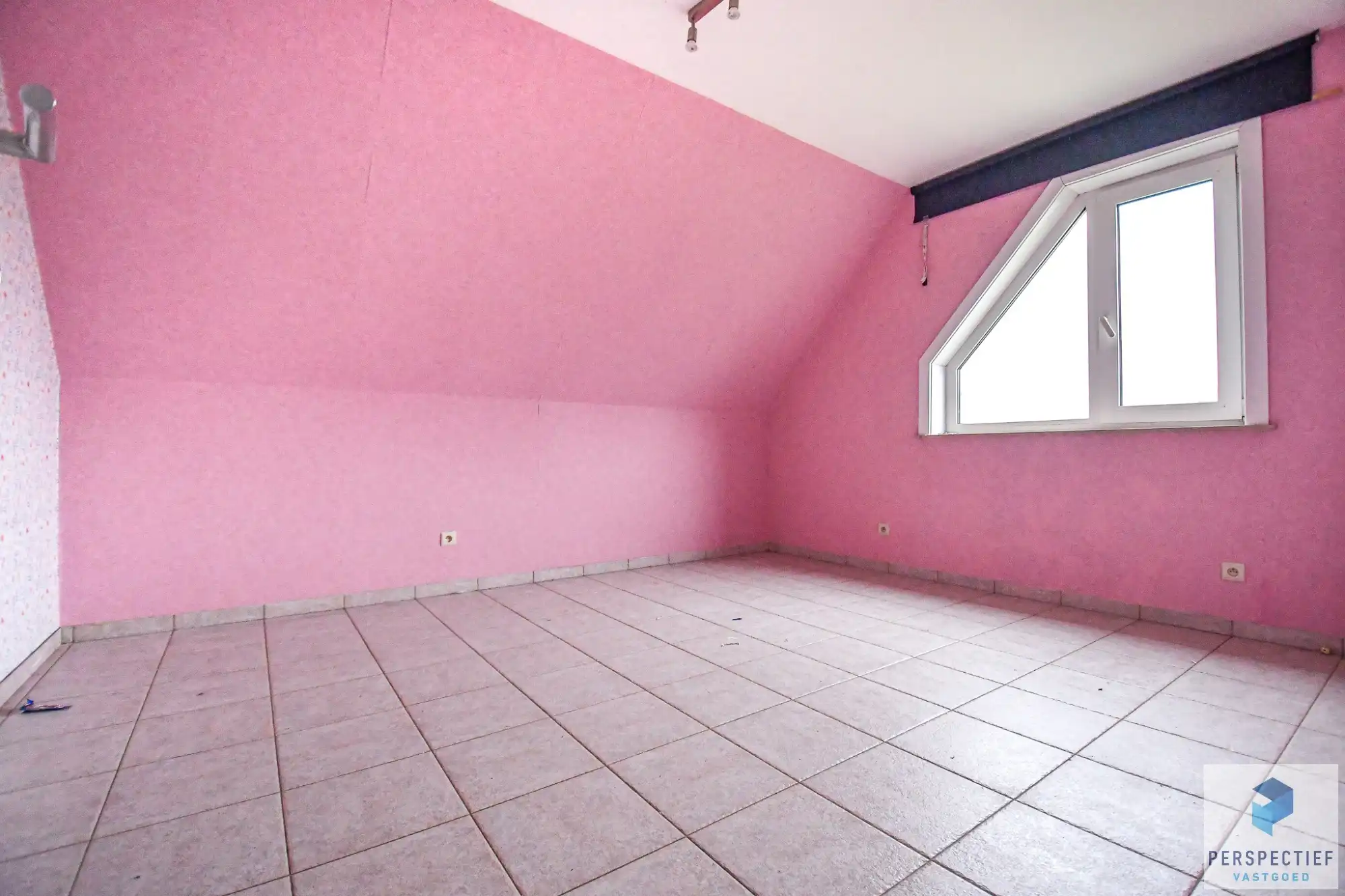 Opvallend ruime en lichtrijke villa met 5 slpks en grote tuin in een landelijke omgeving foto 10