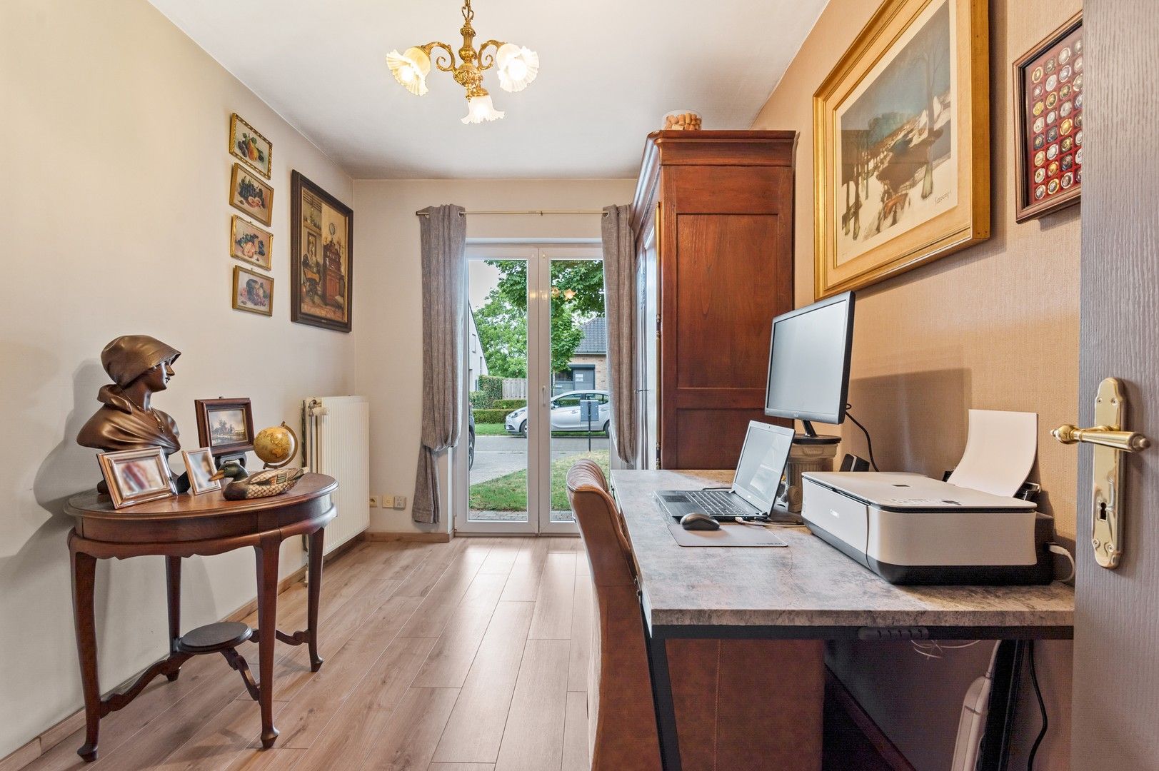 Knappe laagbouwwoning en groot bijgebouw met tuin en zwembad foto 13