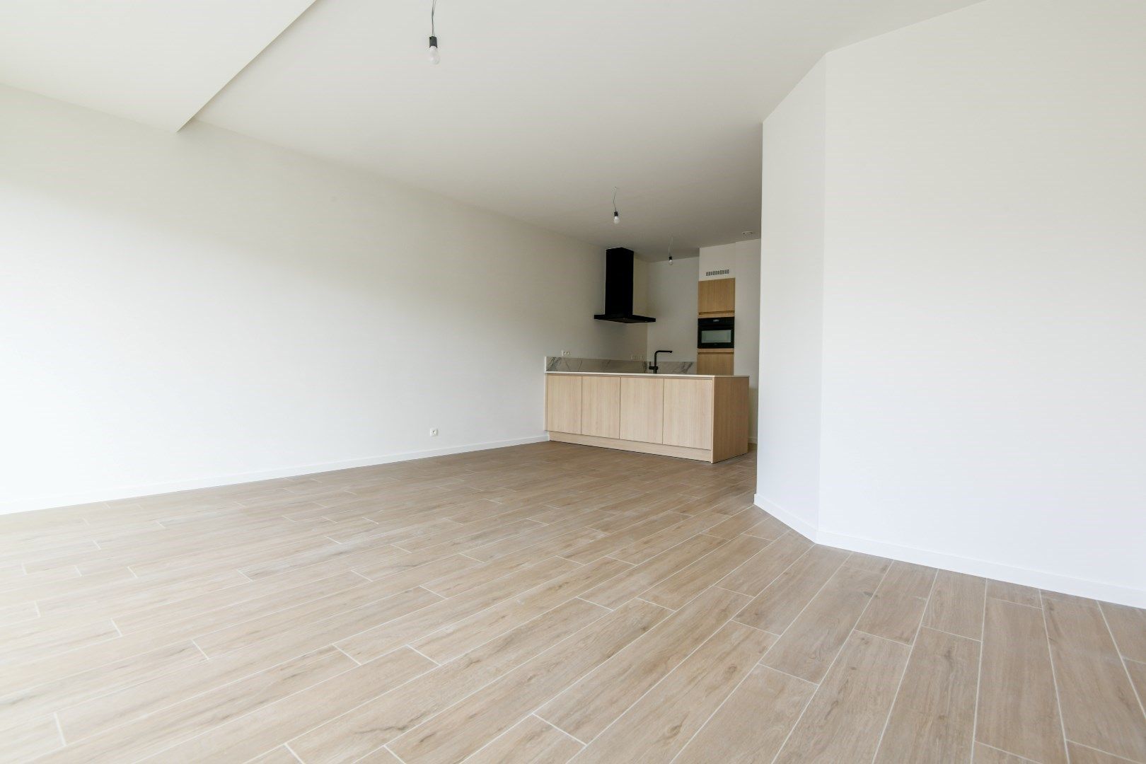 Nieuw, zuid-west gericht appartement gelegen vlakbij de Dumortierlaan. Inpandige parking te huur foto 2