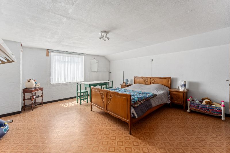 Hooglede. Zeer verzorgde gelijkvloerse villa met 3-4 slaapkamers, dubbele garage en kleine bergloods. Uiterst rustig gelegen overal dichtbij op een prachtige locatie! Ideaal voor bewoners met  extra bergruimte. foto 18