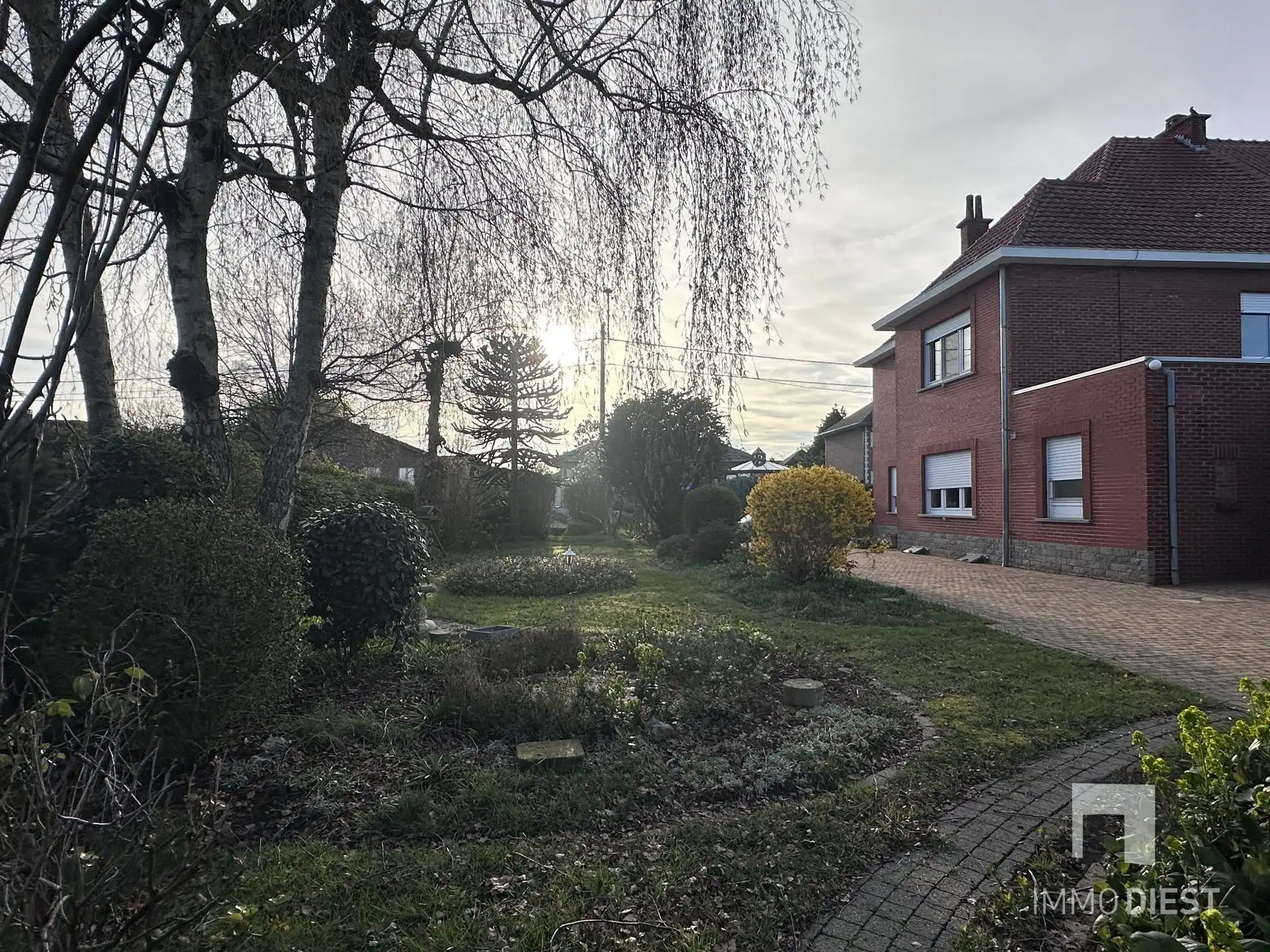 Stevige woning met 3 slpks en tuin + bouwgrond foto 3